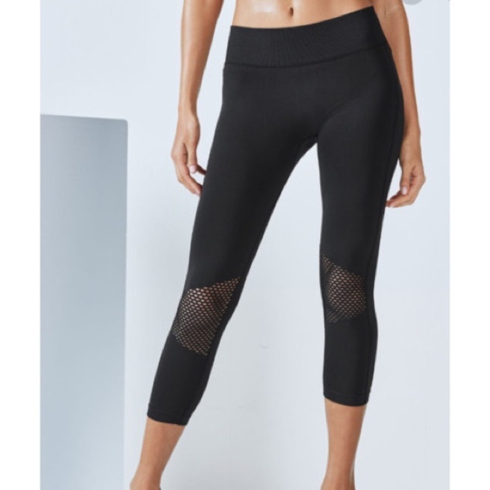 Fabletics Black Seamless Mesh Laser Cut Cropped Capri Leggings Small